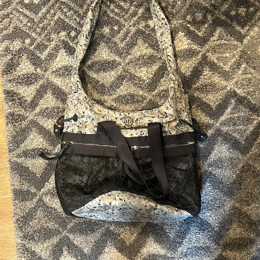 Lululemon Yin to Yang bag